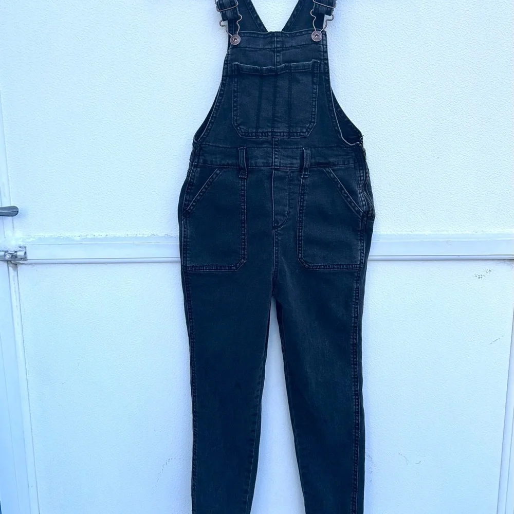 OshKosh B’gosh overall bib girls kids sz 8 black jean denim raw hem adjustable